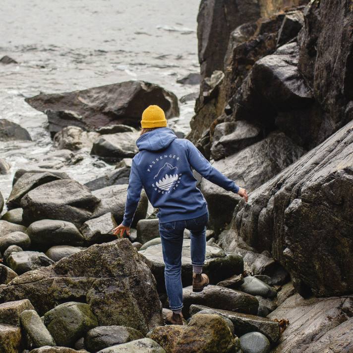 Passenger Frauen Big Leaf Recycling-Hoodie aus dunklem Denim 0BP2746 woclothing Denim