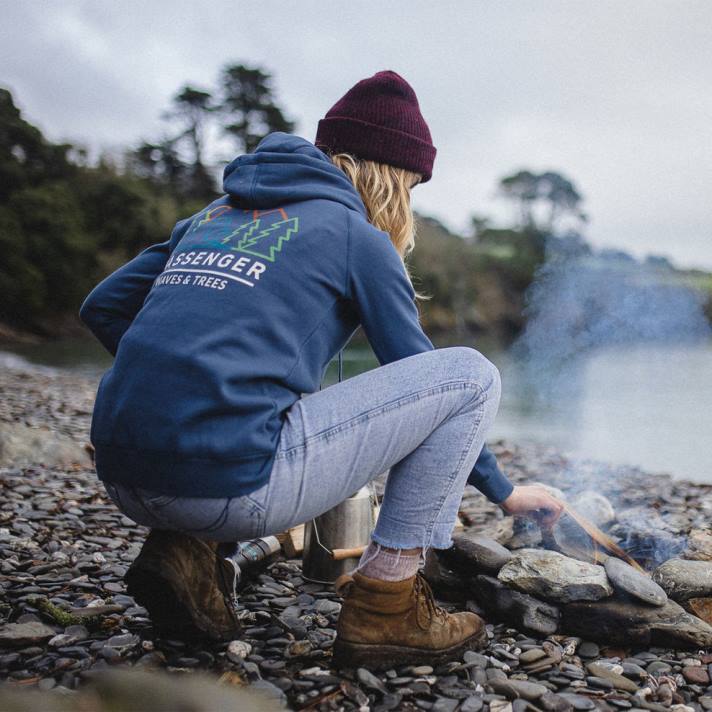 Passenger Frauen Toba recycelter Kapuzenpullover aus dunklem Denim 0BP2706 woclothing Denim