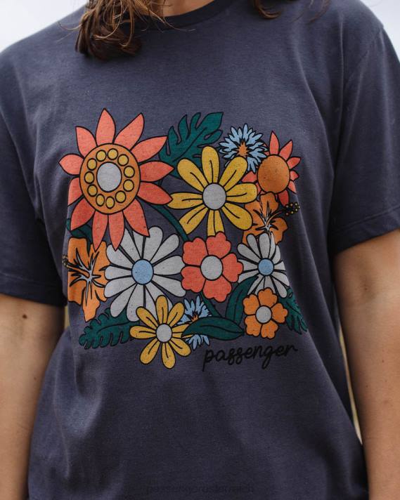 Passenger Frauen Übergroßes T-Shirt aus recycelter Baumwolle mit Blumenblütenmuster in Anthrazit 0BP2990 woclothing Holzkohle