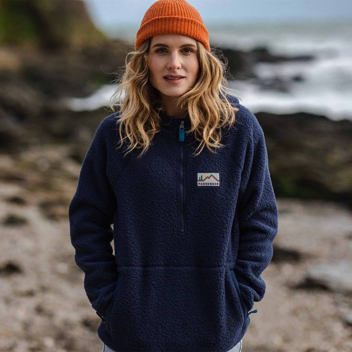 Passenger Frauen Maine Kapuzenpullover aus recyceltem Sherpa-Fleece in Marineblau 0BP2657 woclothing Marine