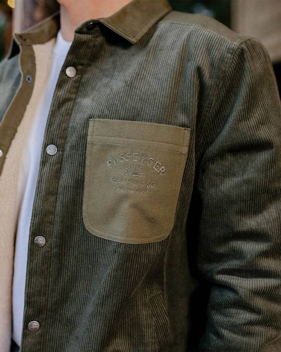 Passenger Männer Cordhemd mit Kodiak-Sherpa-Futter, staubiges Olivgrün 0BP2167 Kleidung Olive