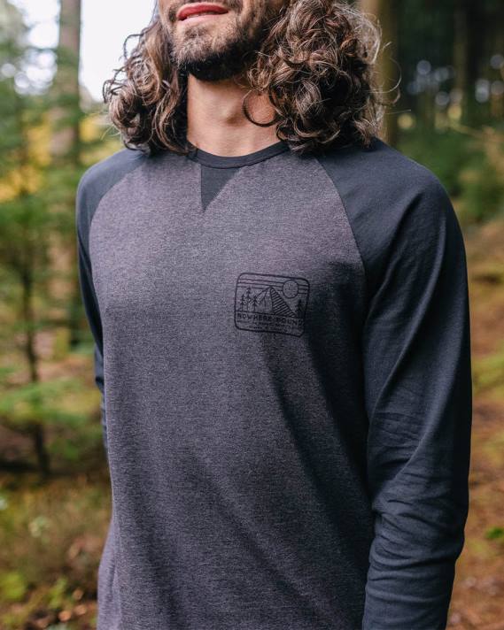 Passenger Männer Nirgendwo gebundenes Langarm-T-Shirt aus recycelter Baumwolle in Schwarz/Anthrazit 0BP2221 Kleidung Holzkohle