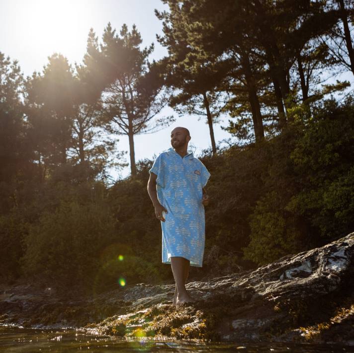 Passenger Männer Baja Poncho aus recyceltem Handtuch, blaue Küste 0BP216 Kleidung Blau