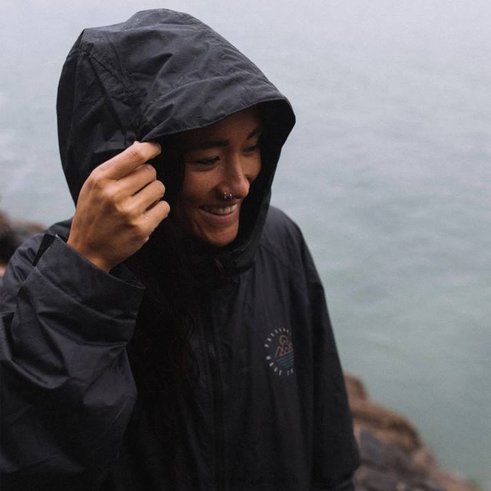 Passenger Männer Eskapismus-Wickelmantel mit recyceltem Handtuchfutter in Schwarz 0BP2650 Kleidung Schwarz