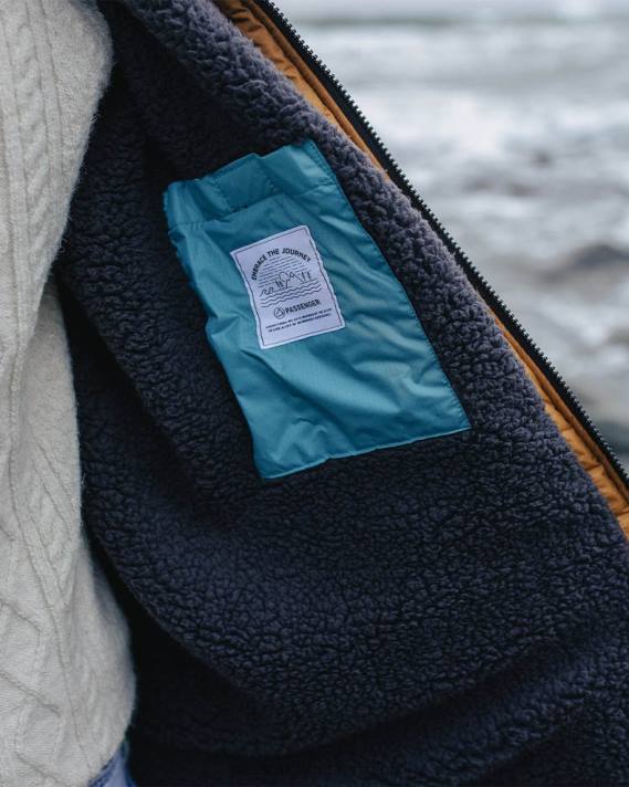 Passenger Männer Roaming-Wickelmantel mit recyceltem Sherpa-Futter, sattes Marineblau/Goldbraun 0BP2645 Kleidung braun