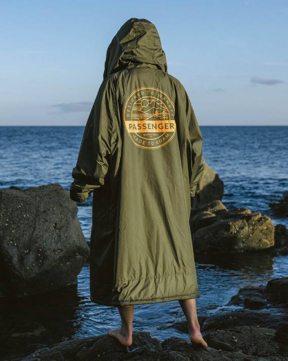 Passenger Männer Waves recycelter Sherpa-gefütterter Wickelmantel in Khaki 0BP25 Kleidung khaki