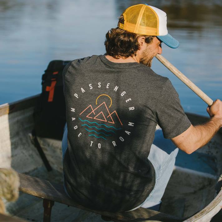 Passenger Männer Eskapismus-T-Shirt aus recycelter Baumwolle in Anthrazit 0BP2370 Kleidung Holzkohle