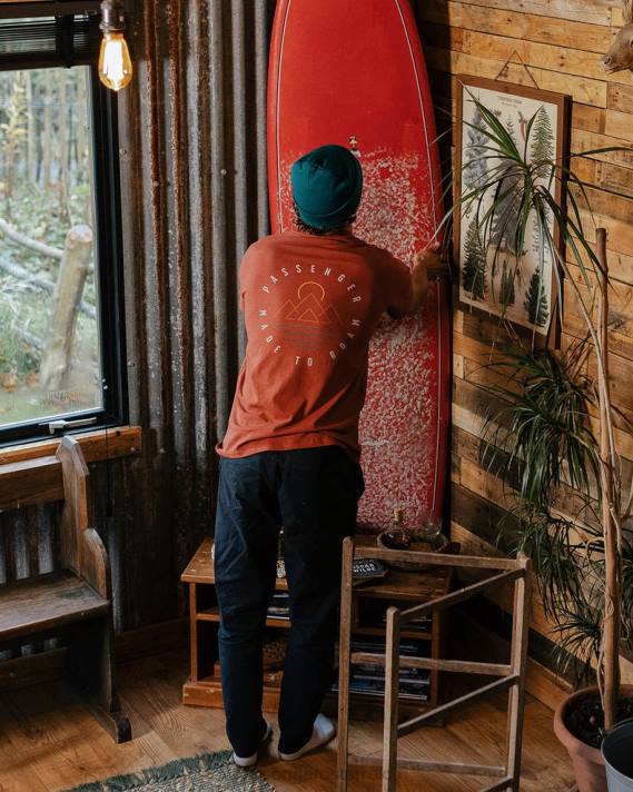 Passenger Männer Eskapismus-T-Shirt aus recycelter Baumwolle in gebranntem Rot 0BP2344 Kleidung Rot