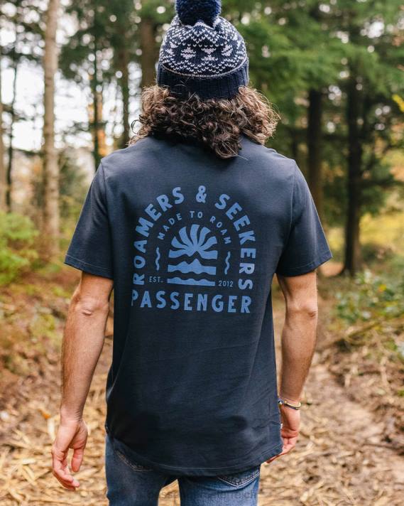 Passenger Männer Evenfall T-Shirt aus recycelter Baumwolle in tiefem Marineblau 0BP2367 Kleidung Marine