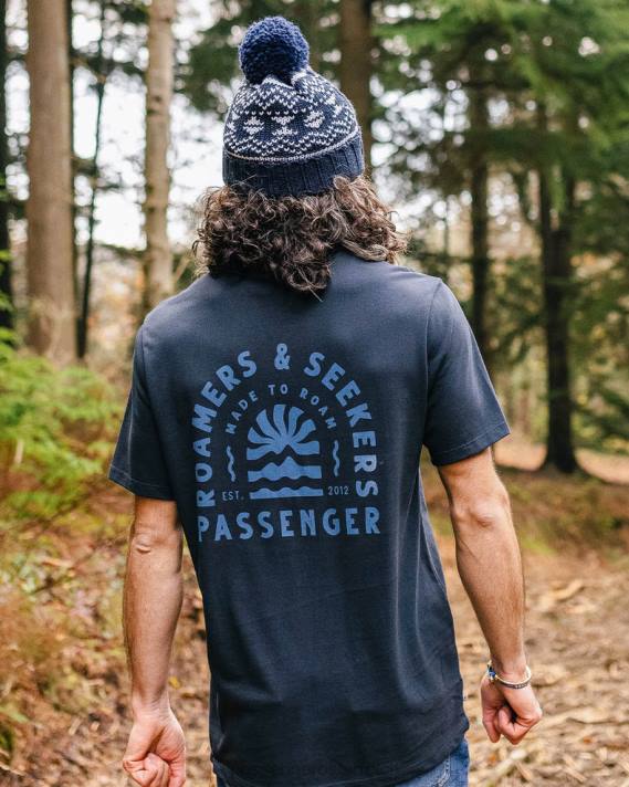 Passenger Männer Evenfall T-Shirt aus recycelter Baumwolle in tiefem Marineblau 0BP2367 Kleidung Marine