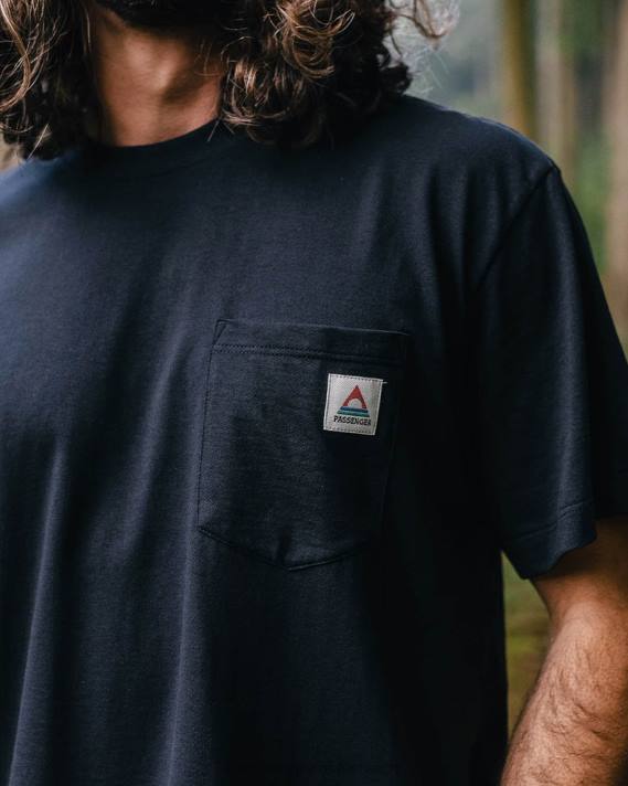 Passenger Männer Heritage-T-Shirt aus recycelter Baumwolle mit Tasche in Schwarz 0BP2352 Kleidung Schwarz