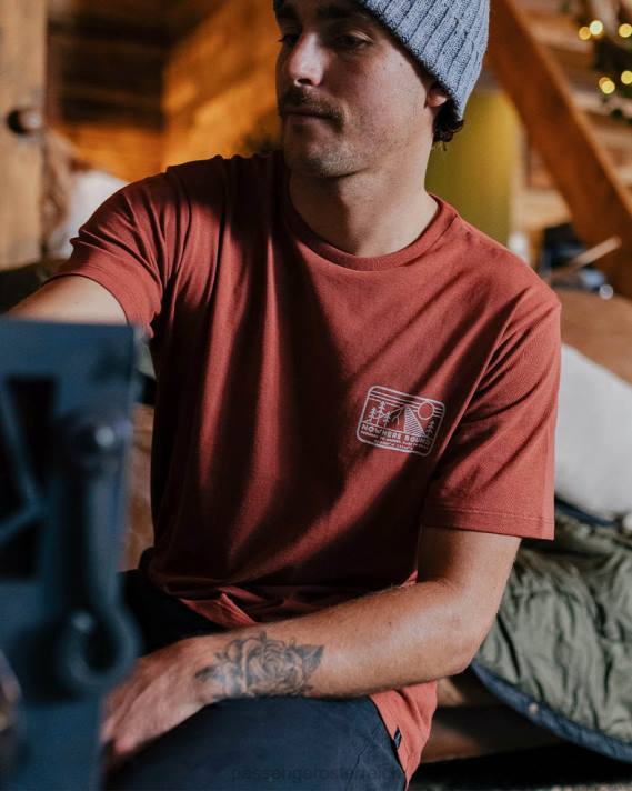 Passenger Männer Nirgendwo gebundenes T-Shirt aus recycelter Baumwolle in gebranntem Rot 0BP2363 Kleidung Rot