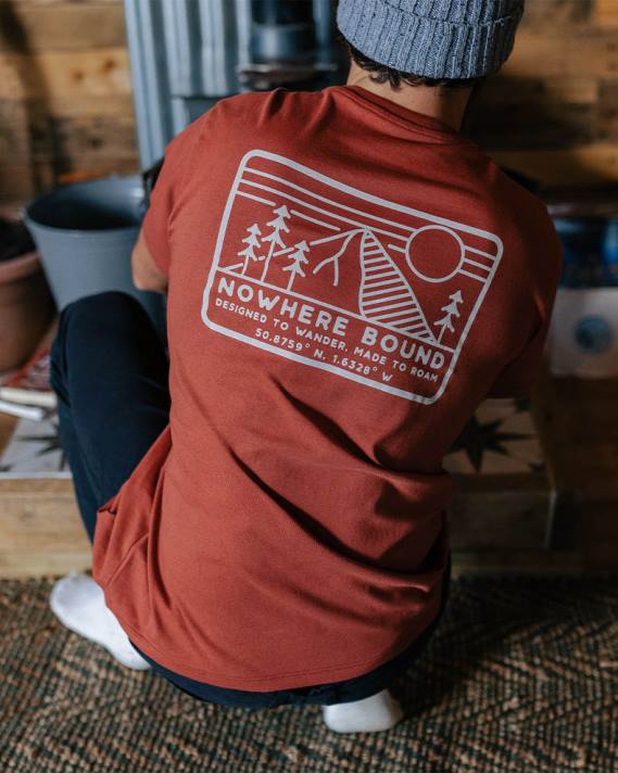 Passenger Männer Nirgendwo gebundenes T-Shirt aus recycelter Baumwolle in gebranntem Rot 0BP2363 Kleidung Rot