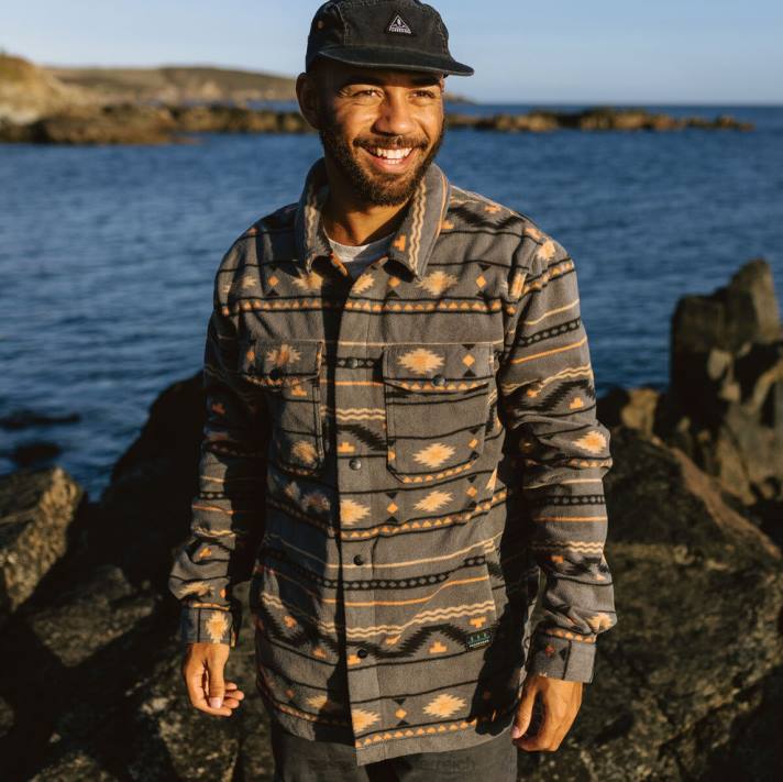 Passenger Männer Ahorn-Shirt aus recyceltem Polarfleece, Anthrazit, Geo-Folk 0BP259 Kleidung Holzkohle