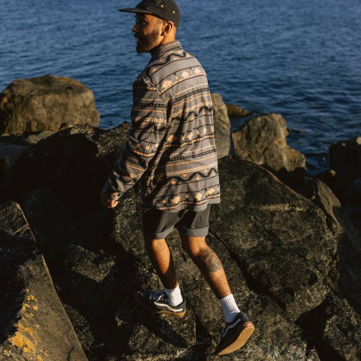 Passenger Männer Ahorn-Shirt aus recyceltem Polarfleece, Anthrazit, Geo-Folk 0BP259 Kleidung Holzkohle