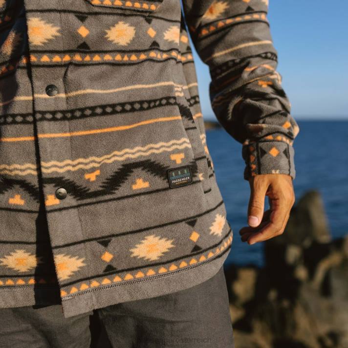 Passenger Männer Ahorn-Shirt aus recyceltem Polarfleece, Anthrazit, Geo-Folk 0BP259 Kleidung Holzkohle