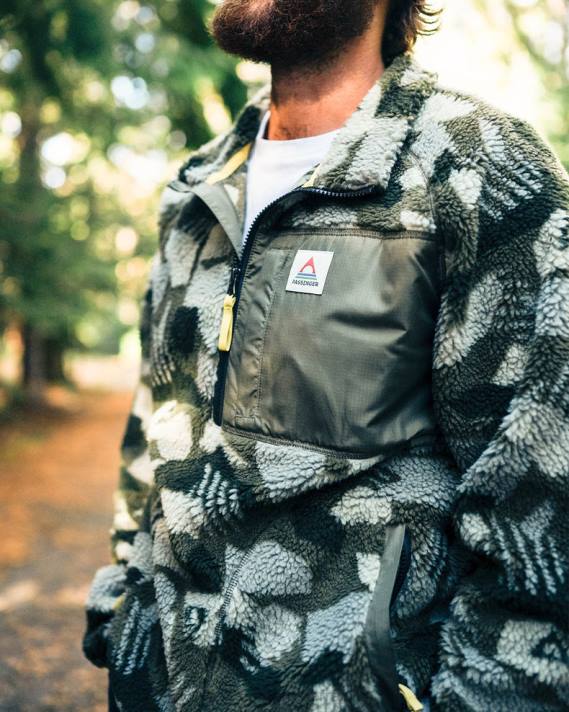 Passenger Männer Offroad-Recycling-Hochflor-Sherpa-Fleece mit Tannenbaum-Camouflagemuster 0BP241 Kleidung Tarnung