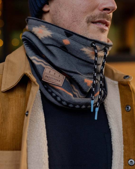 Passenger Männer Tor-Snood aus recyceltem Polarfleece, Anthrazit, Geo-Folk 0BP2422 Kopfbedeckung Holzkohle