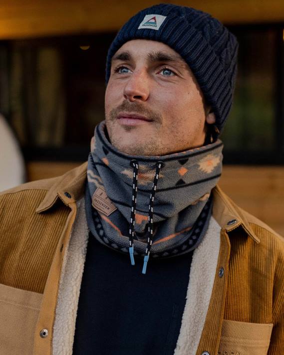 Passenger Männer Tor-Snood aus recyceltem Polarfleece, Anthrazit, Geo-Folk 0BP2422 Kopfbedeckung Holzkohle