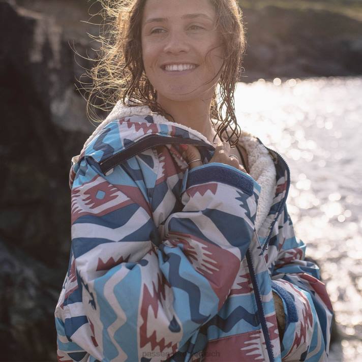 Passenger unisex Roaming-Wickelmantel mit recyceltem Sherpa-Futter und mehreren Geo-Streifen in Koralle 0BP2610 Kleidung multi